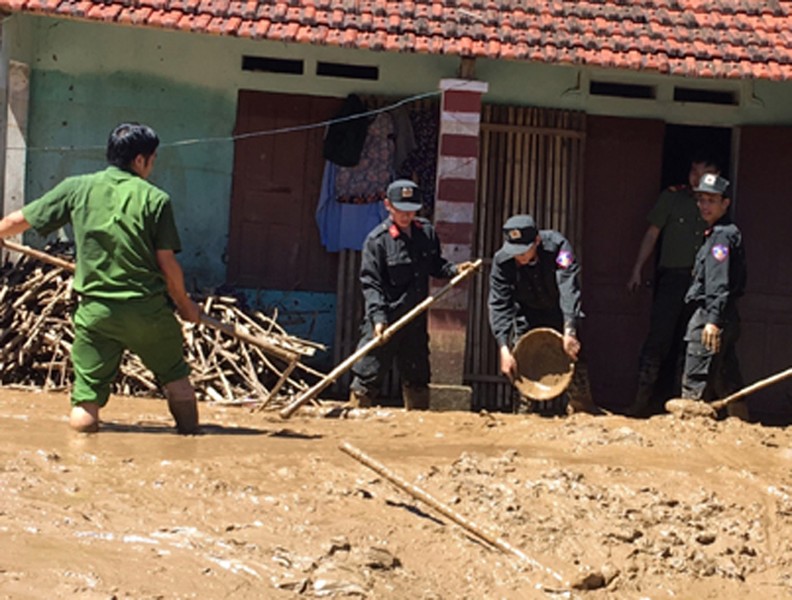 Công an dầm mình trong bùn lầy giúp người dân khắc phục hậu quả lũ lụt